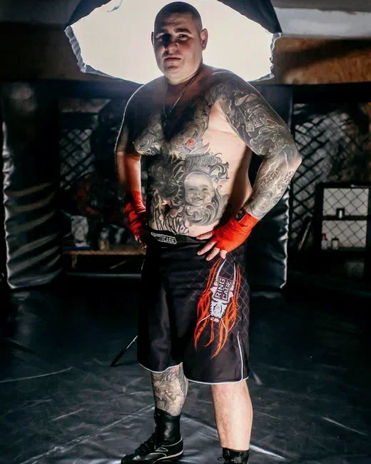 Igor Shkondin — boxing stance, training cage