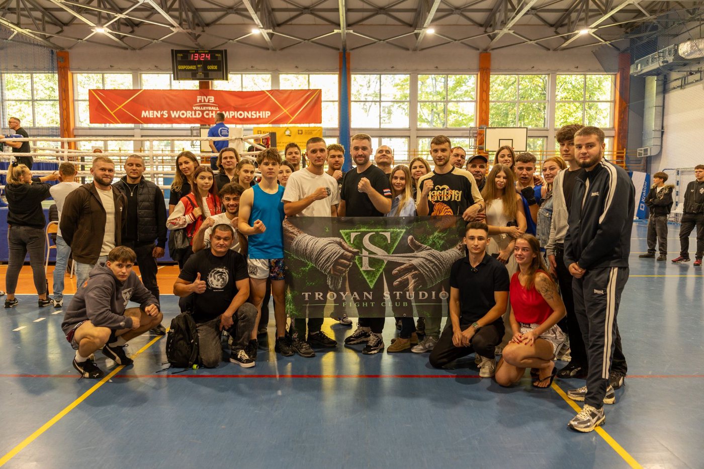 Reprezentacja Troyan Studio z kibicami i klubowym banerem w hali Krakowskiej Ligi Muaythai