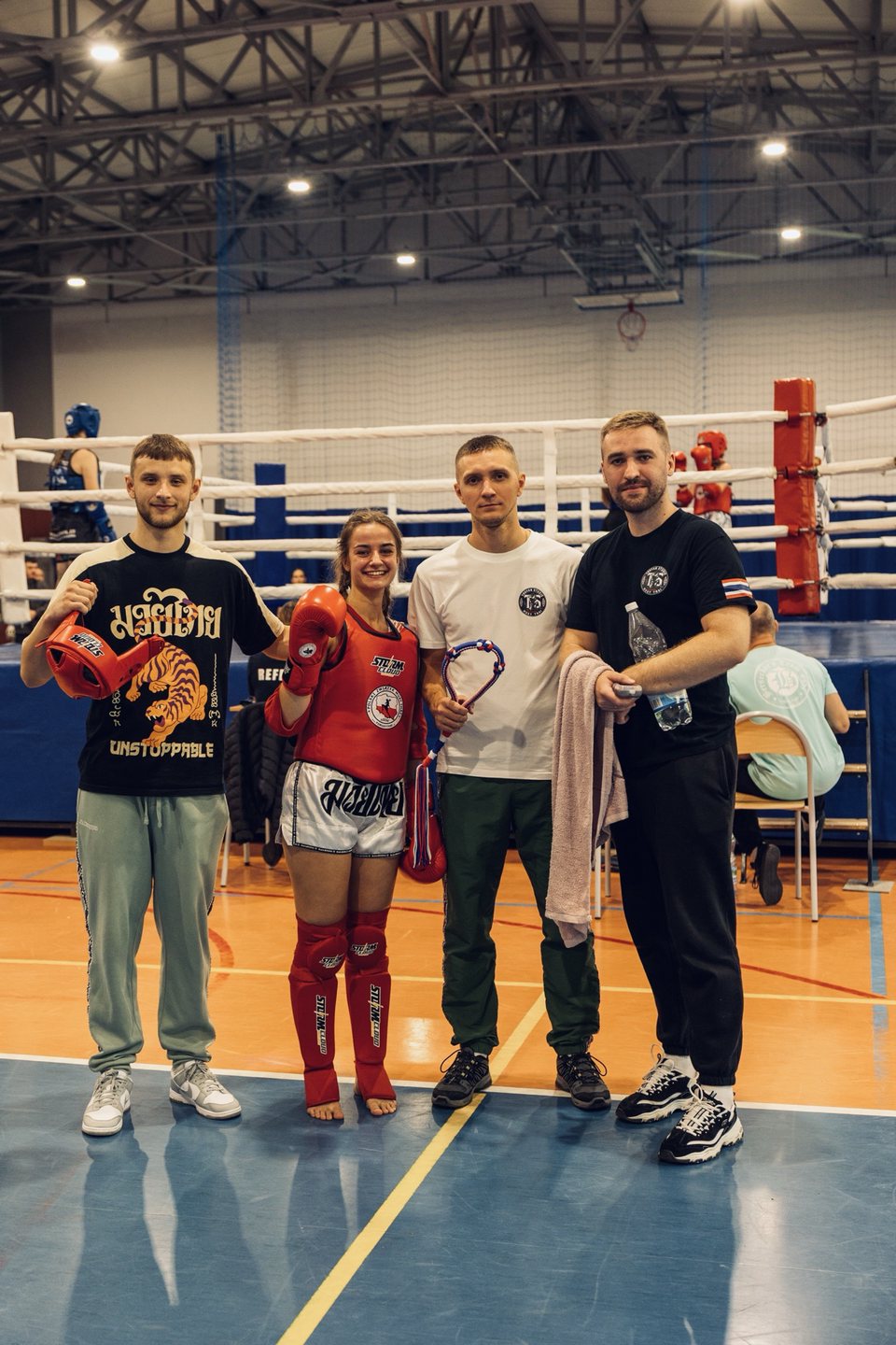 Polina w czerwonym sprzęcie razem z drużyną Troyan Studio przy ringu