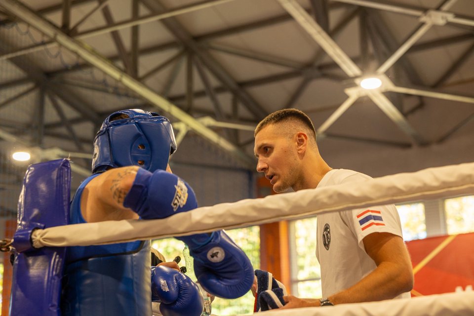 Trener Troyan Studio udziela Saszy wskazówek między rundami